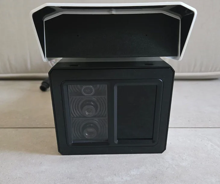 Vertical split of lenses and leds