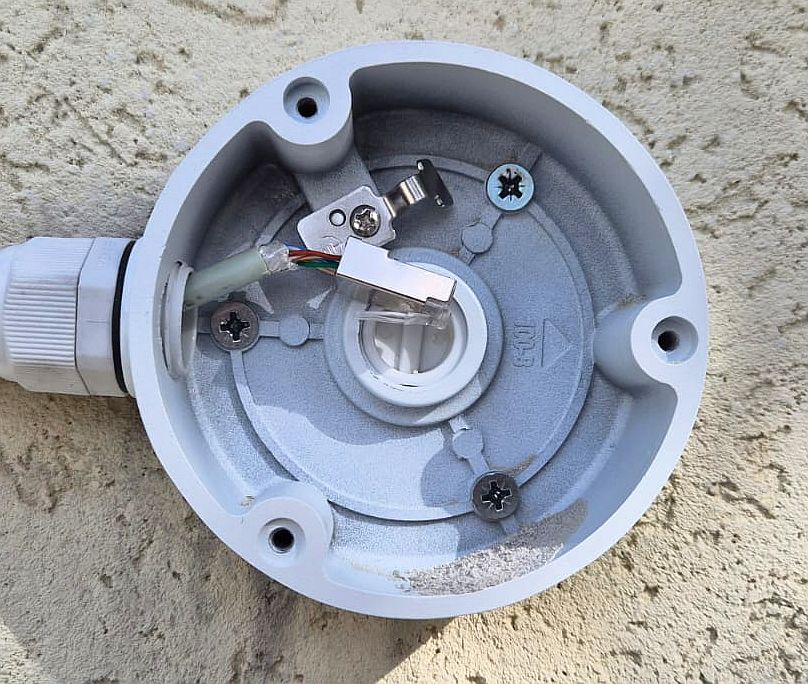 Dedicated junction box at the back of the camera