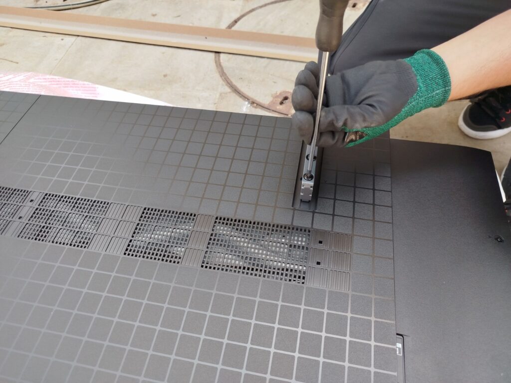 Two metal legs for improved stability