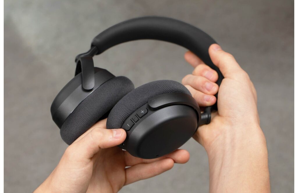 Volume controls also on the headphones