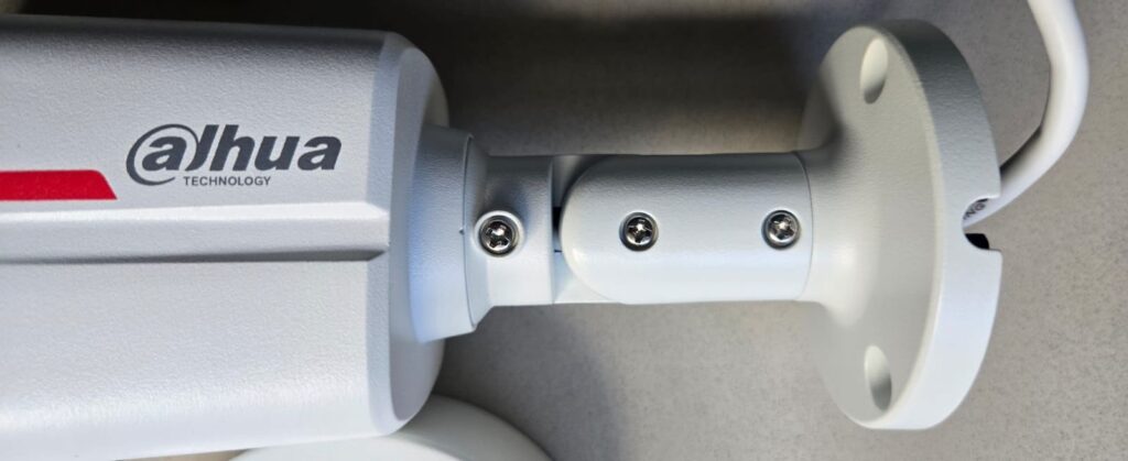 Three joints located at the rear