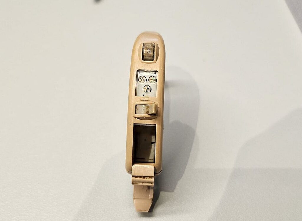 Older-generation hearing aid with manual dials