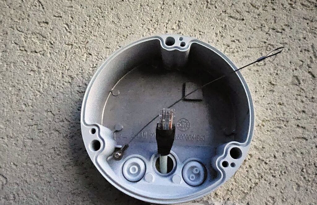 Dedicated junction box for seamless wiring 