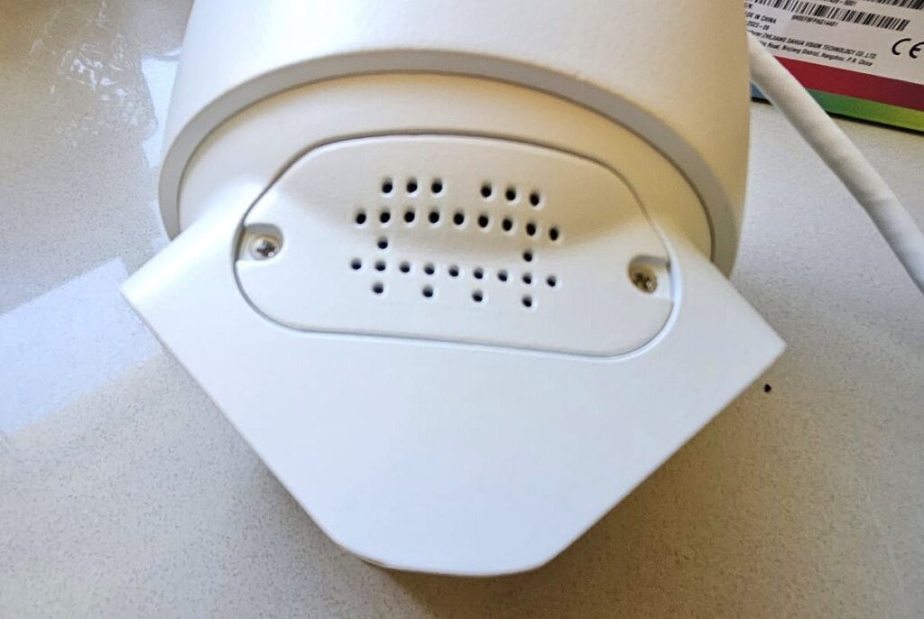 Built-in microSD slot and speaker