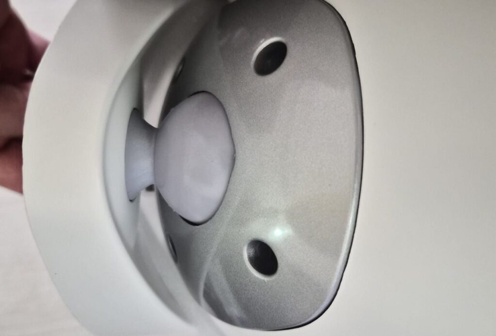 Mounting brackets support both vertical and horizontal installation