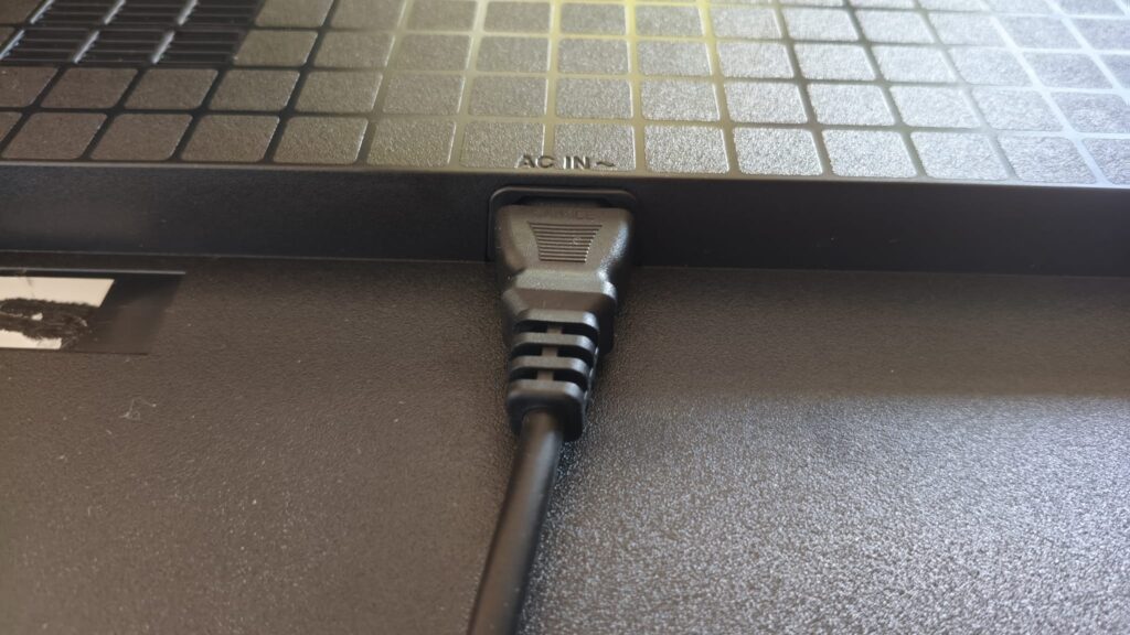 Detachable power cable
